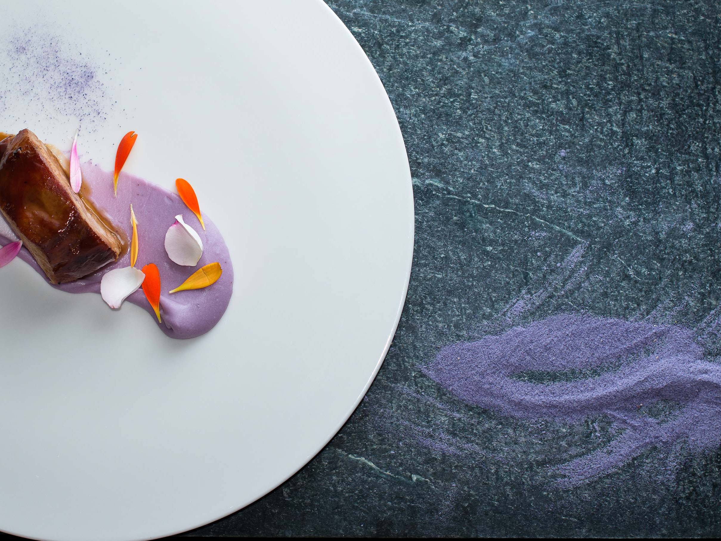 Il Cantinone: Coscia di agnello, crema di patate viola e petali