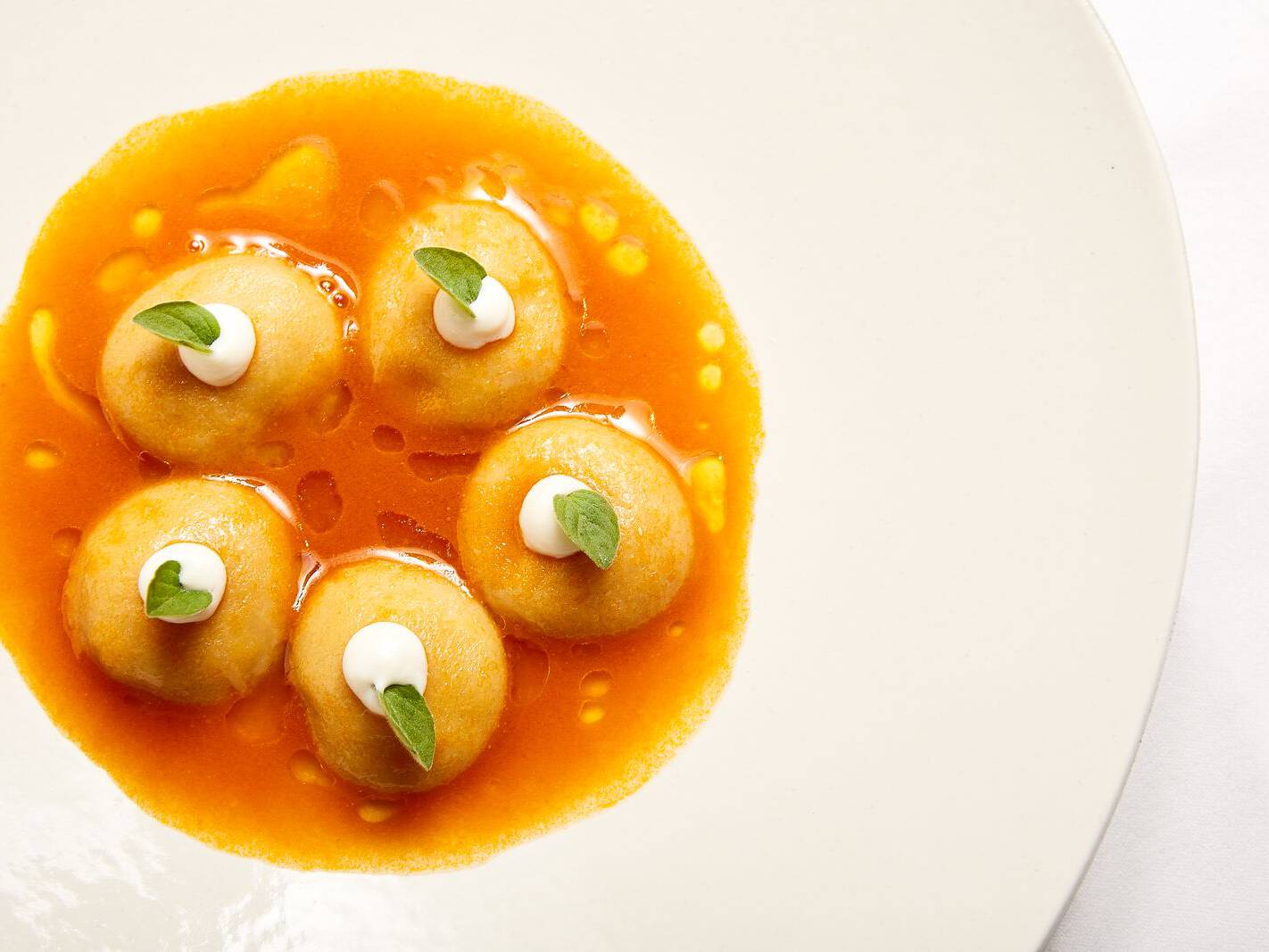 Bottoni, ragusano, pomodoro alla carrettiera e mitili
