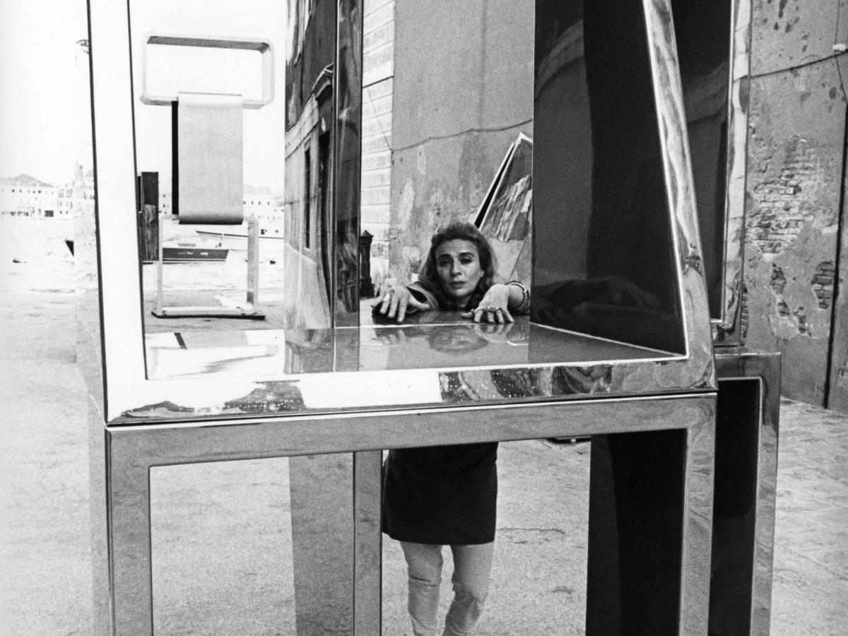 Beverly Pepper con Venezia Blue, 1968_Courtesy Fondazione Progetti Beverly Pepper, Todi_Ph. credit Jack Mitchell